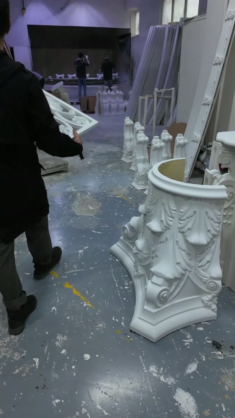 Il pannello decorativo traforato è mostrato da vicino accanto al capitello.