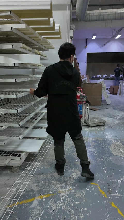 Il produttore attraversa gli scaffali dirigendosi verso altri prodotti decorativi.