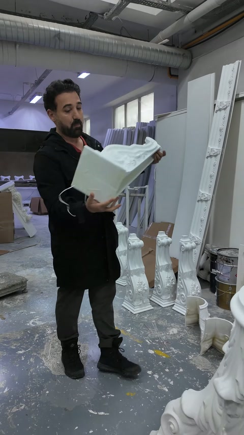 La parte posteriore della cornice decorativa bianca è mostrata tenuta in mano.
