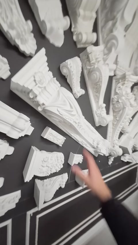 Oyma desenli payanda ve cephe süslerinin detayları yakından inceleniyor.