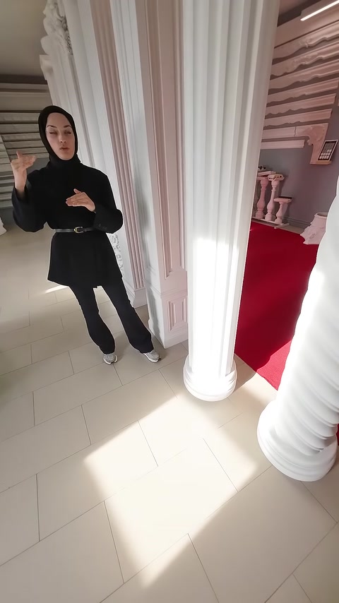 Una colonna scanalata a tutta altezza è esposta integralmente sul pavimento dello showroom.