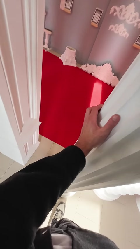 Un elemento decorativo di colonna viene tenuto in mano per mostrarne la leggerezza.