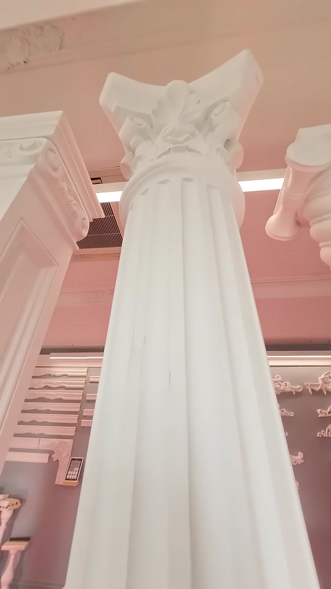 Da vicino si vedono il capitello decorato e l'unione con il fusto di una colonna scanalata.