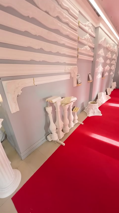 In un angolo dello showroom si vedono balaustre, modanature e ornamenti per facciata.
