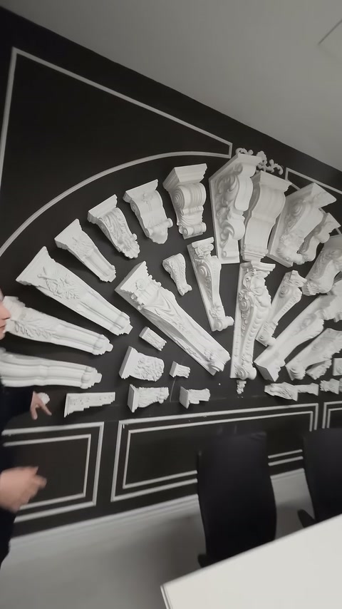 Beyaz payanda örnekleri koyu showroom paneli üzerinde topluca gösteriliyor.