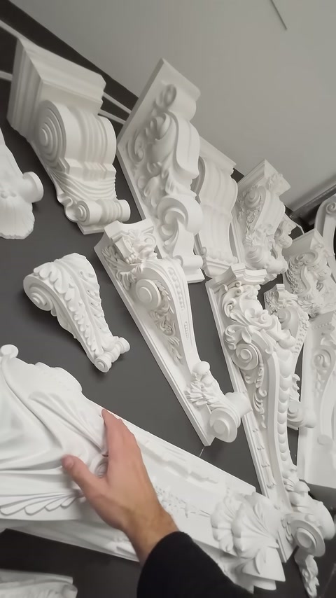 Sunucu, kabartmalı uzun payanda örneğinin yüzey ayrıntılarını eliyle gösteriyor.