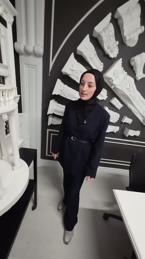 Cephe maketiyle payanda panosu arasında duran sunucu ürünleri tanıtıyor.