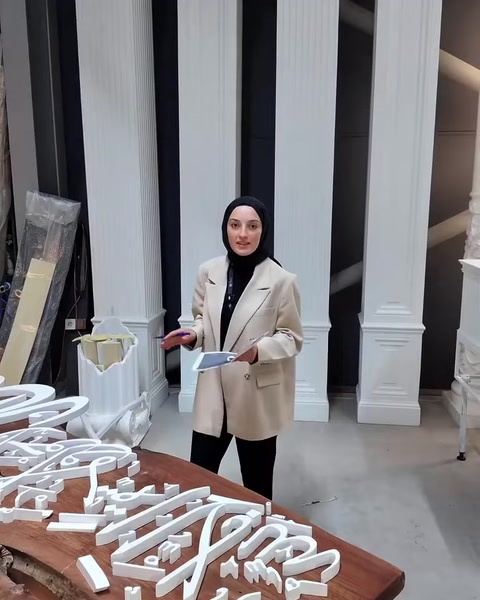 Lettere bianche per insegne lavorate con CNC e disposte su un tavolo