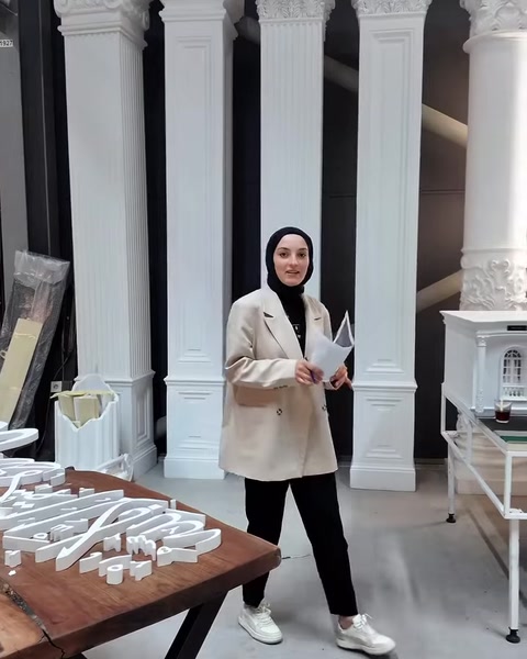 Pezzi personalizzati esposti davanti a colonne decorative nel laboratorio