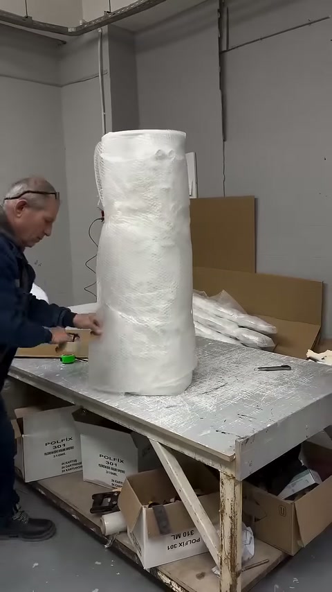 Wrapped column body standing vertically on the packaging bench