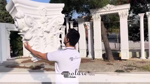 Side relief details of a white decorative column capital