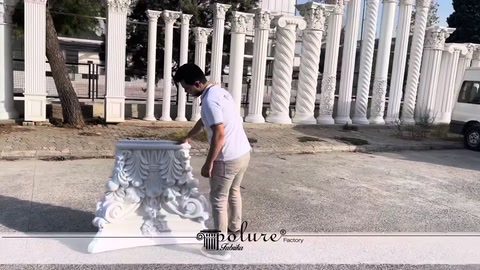Capitello per colonna in poliuretano bianco esaminato a terra all'aperto