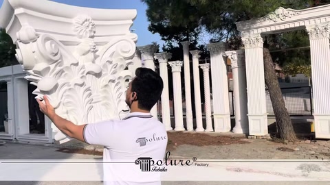 Capitello per colonna bianco decorato presentato con dettagli della parte frontale