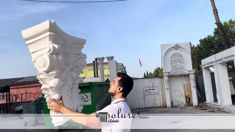 Profilo laterale di un grande capitello per colonna bianco mostrato a mano