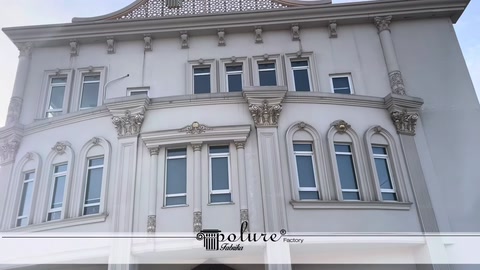 Facciata di un edificio completata con colonne decorative e decorazioni per finestre