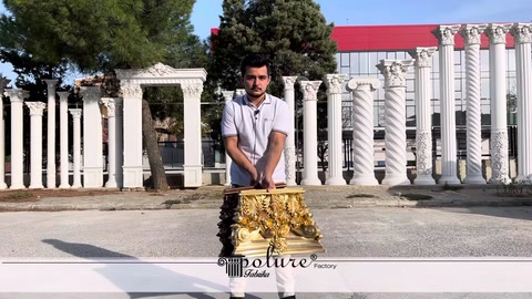 Capitello per colonna decorato color oro esposto all'aperto
