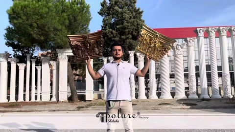 Confronto tra due capitelli per colonne di colore marrone e oro