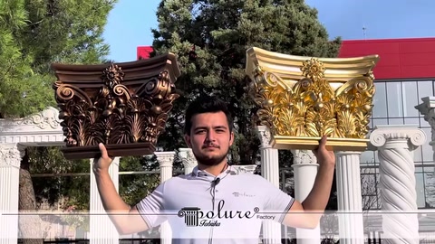 Vista ravvicinata di capitelli per colonne con motivo corinzio in diversi colori