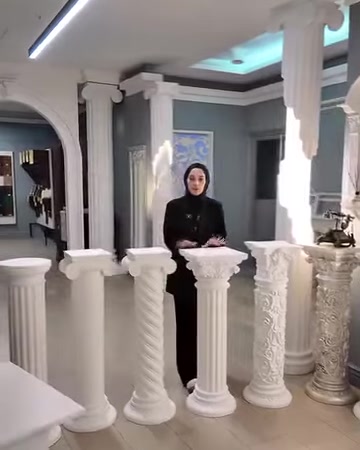 Tavolini a colonna classici e moderni vengono mostrati con una ripresa panoramica