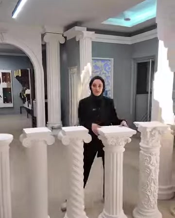 Il presentatore illustra il prodotto dietro un tavolino tortile con piano ampio