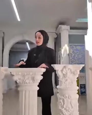 Due diversi capitelli decorati dei tavolini vengono confrontati in primo piano