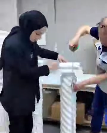 Gli operatori lavorano insieme su un tavolino a colonna tortile