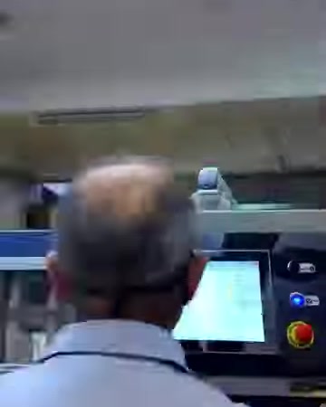L'operatore utilizza lo schermo di controllo della macchina di produzione