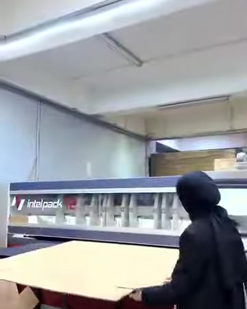 Elementi decorativi bianchi vengono lavorati in fila nella macchina di produzione