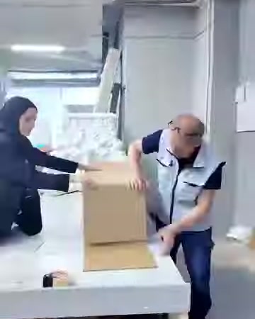 I prodotti decorativi vengono inseriti con cura in una scatola di cartone aperta