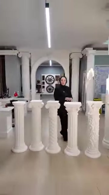 I modelli di tavolini dalle linee classiche e moderne sono presentati affiancati.