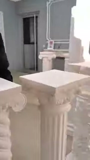 Un piano ampio e quadrato con base scanalata viene esposto.