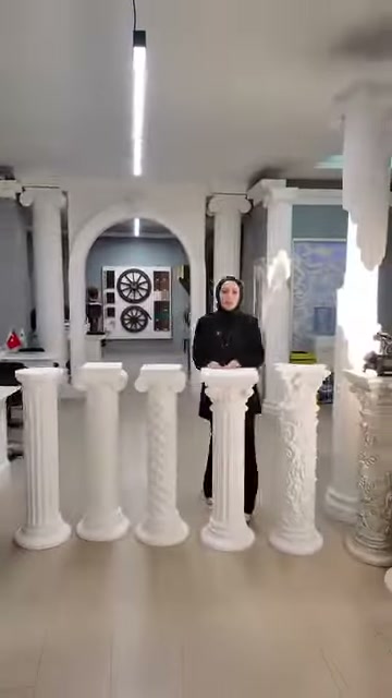 L'addetto parla al centro di opzioni di cornice alta e bassa.