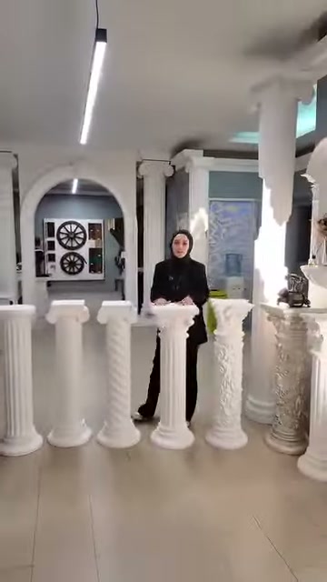 L'addetto posa le mani su basi a gambo a spirale e liscio.