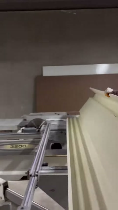 Video shows the cutting and profile details of polyurethane cornice in the workshop.