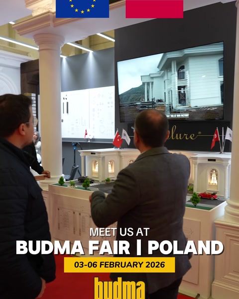 Ekrandaki mimari uygulama örneğini izleyen stand ziyaretçileri