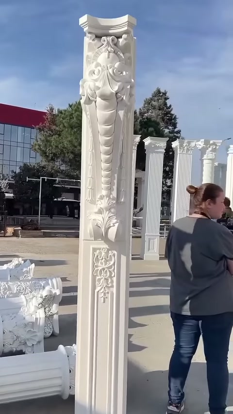 A flower-motif long column element stands out in the open display area