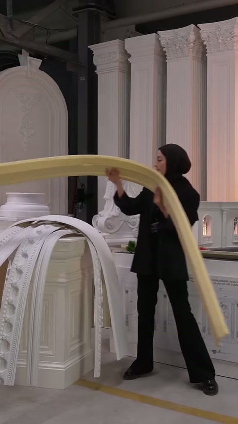 Flexible decorative profile stands in an arch shape in front of fixed display elements