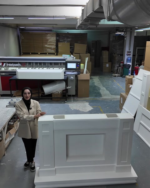 In laboratorio è esposta una struttura bianca di finto camino decorativo in poliuretano assemblata