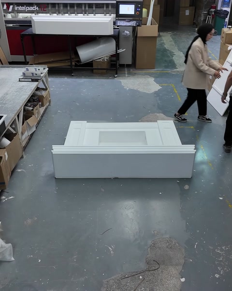 La struttura pannellata del camino è appoggiata sul pavimento del laboratorio prima dell'installazione
