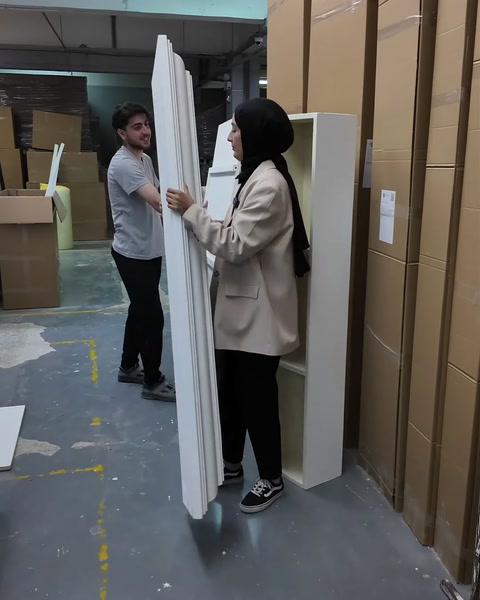 Gli elementi decorativi della cornice vengono posizionati e assemblati attorno al pannello del camino