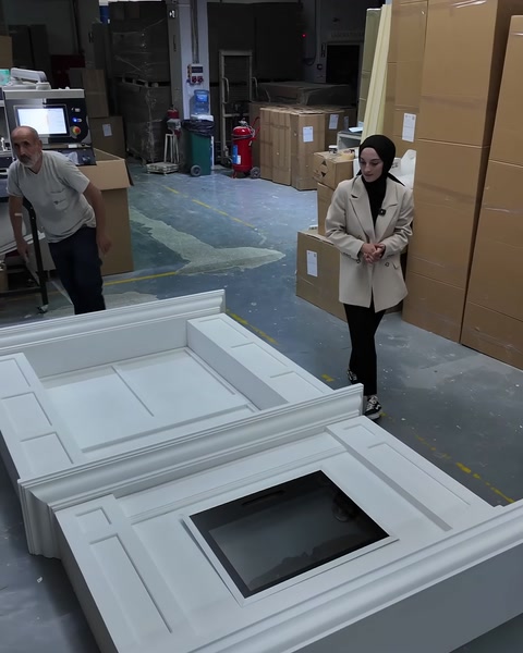 Il finto camino decorativo bianco pannellato è mostrato completato con la sua sezione interna nera