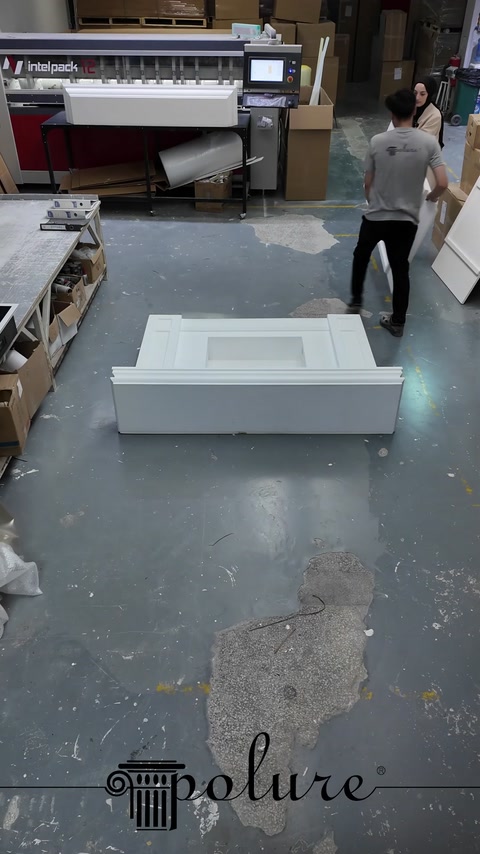 Un corpo camino bianco prodotto su misura attende sul pavimento del laboratorio.