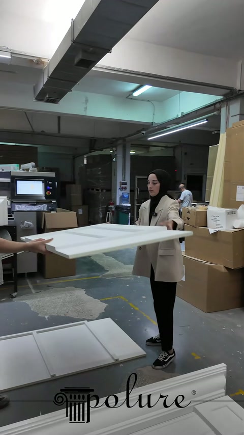 L'elemento camino orizzontale lungo viene equilibrato sul corpo in laboratorio.