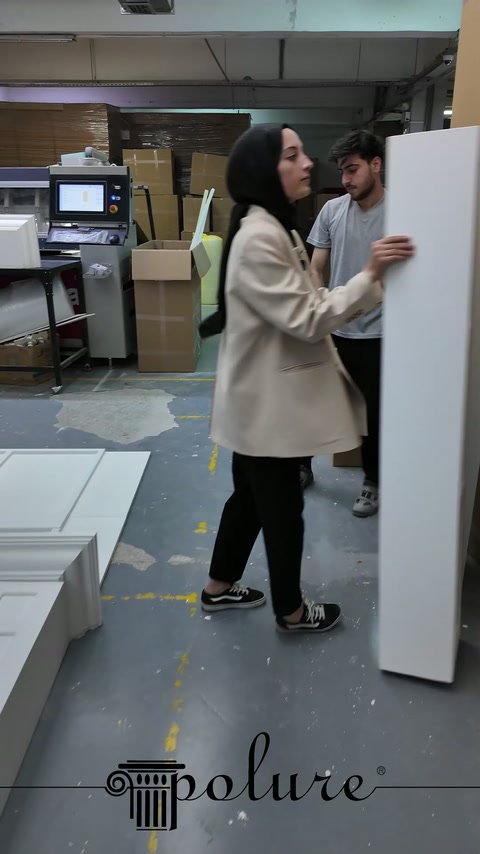 L'operaio trasporta il pannello camino verticale accanto agli altri componenti in laboratorio.