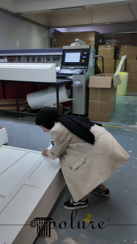 L'operaio in laboratorio regola la giunzione dell'angolo inferiore del camino decorativo.