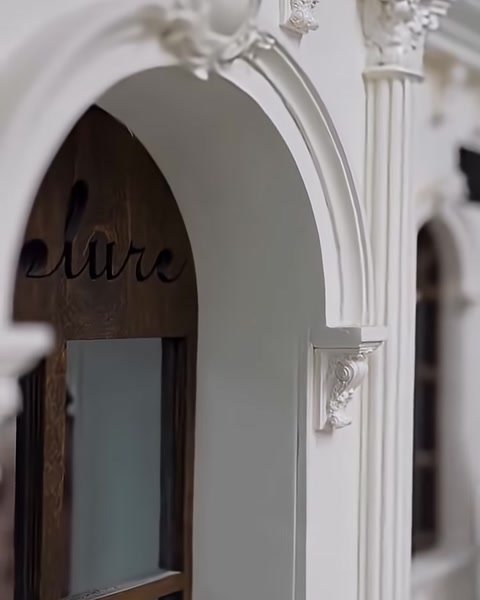 Kemerli girişin iki yanında küçük payanda süslemeleri bulunuyor