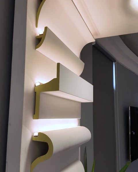 Profilo di cornice con illuminazione LED esposto su uno scaffale