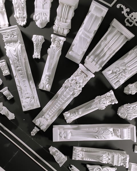 Diversi capitelli di colonna e pezzi di lesena allineati in officina
