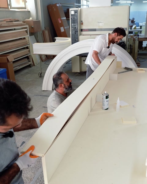 Il team solleva e trasporta insieme un grande profilo ad arco curvo