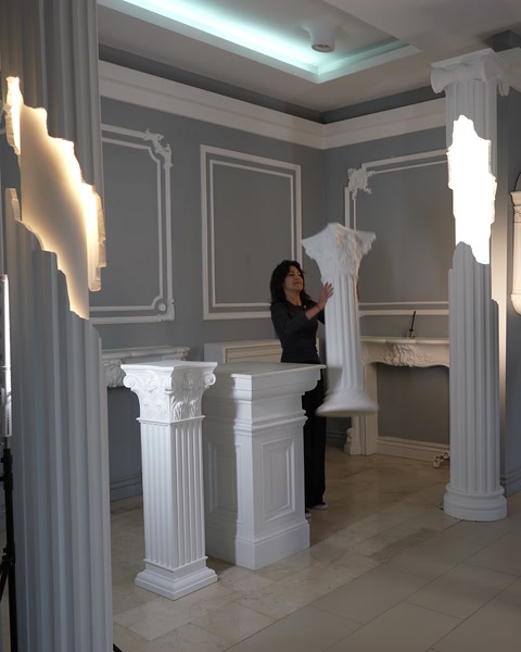 Il rivestimento a parete è visibile in una sala interna completata con colonne